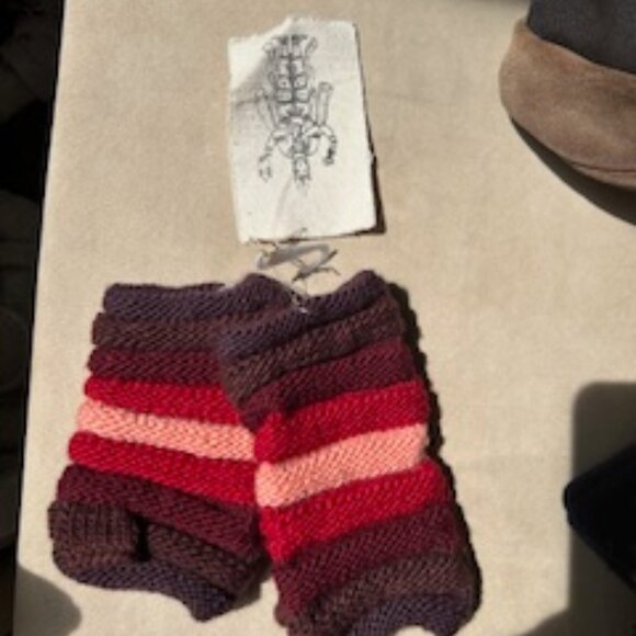 BRAND NEW MITTENS WITH THUMB FINGER - NIRVANA DESIGNS WITH TAG - Picture 4 of 5